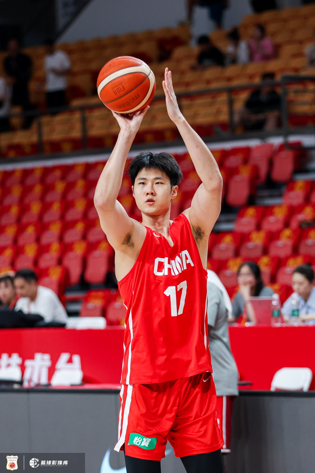 拼尽全力！赵嘉义11中5拿到全队最高17分 三分8中4