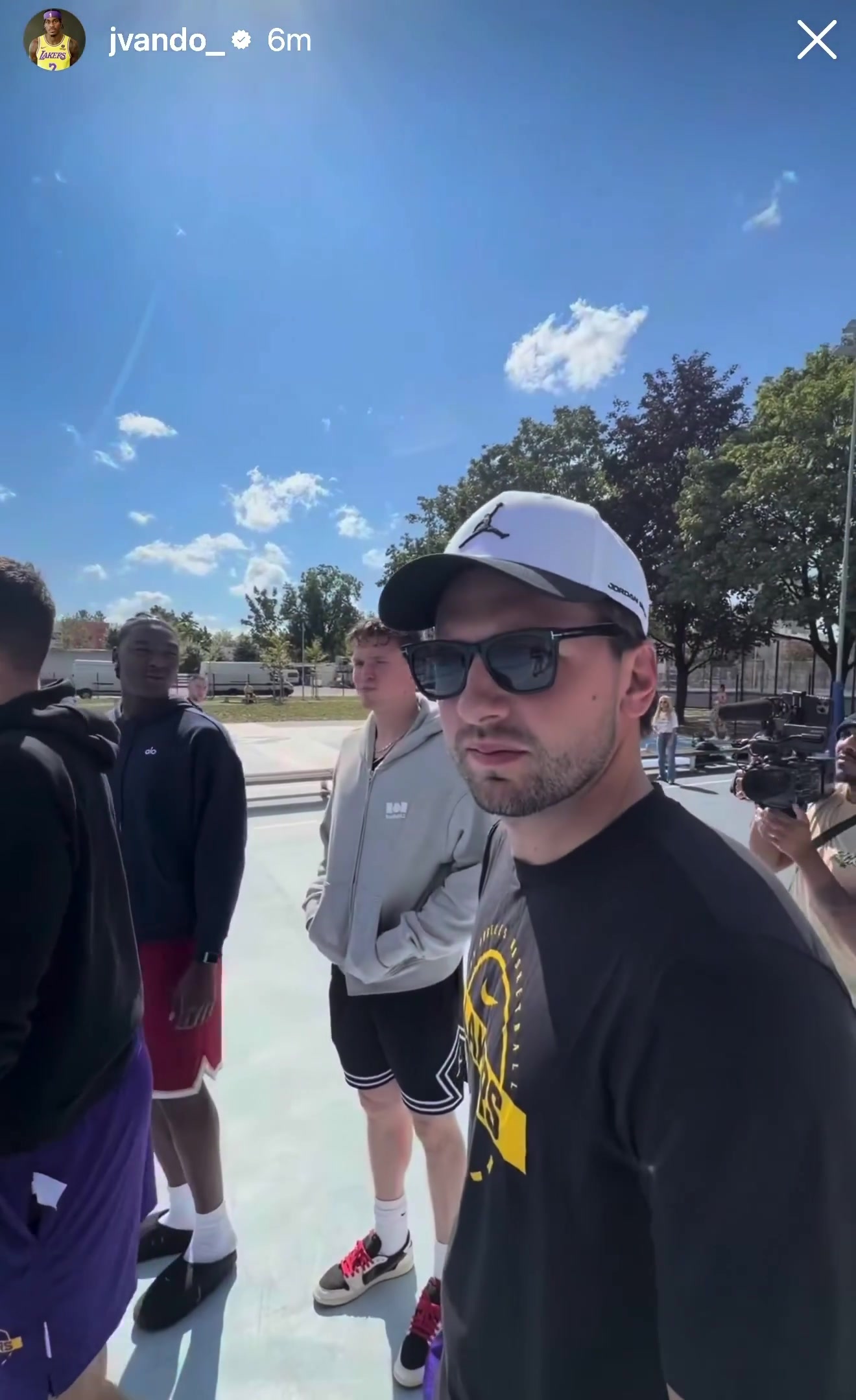 倒反天罡！全队作客东契奇童年球场 范德彪调侃：这他第一次来
