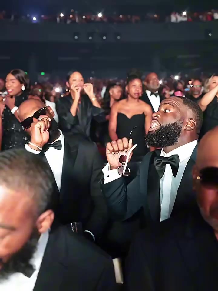 歌迷模式！詹姆斯和追梦观看Jeezy演唱会 两人台下激情对唱