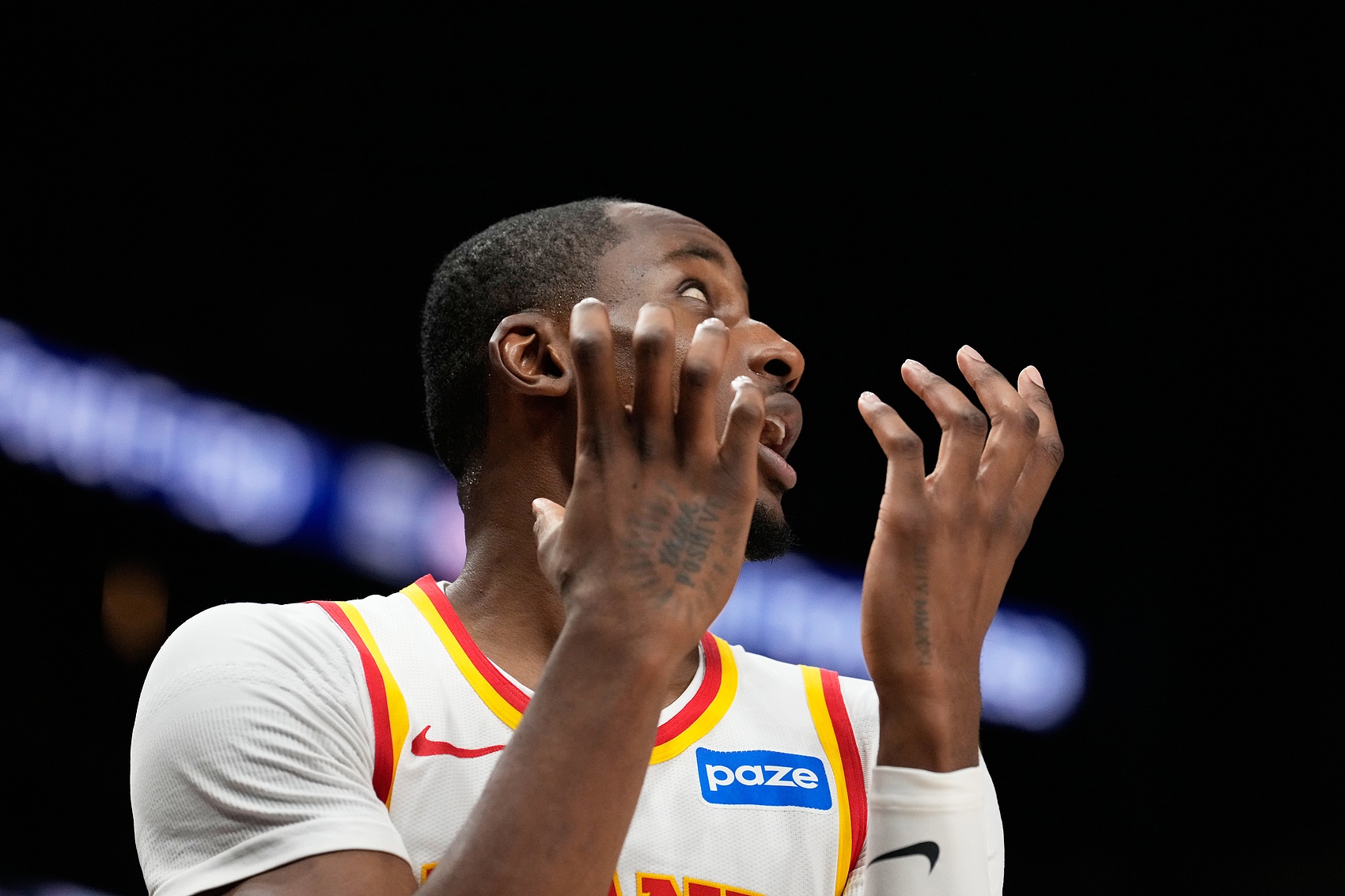 先签后换库明加！美记：湖人正积极寻找第三方配平球队